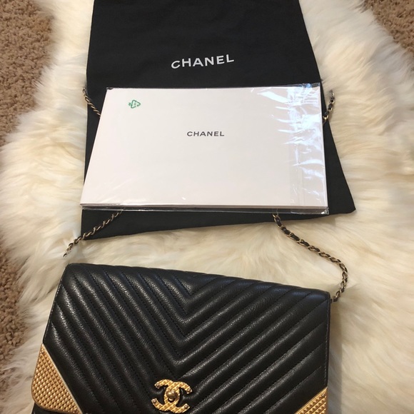 AUTHENTIC C.H.A.N.E.L CLUTCH - Picture 4 of 8